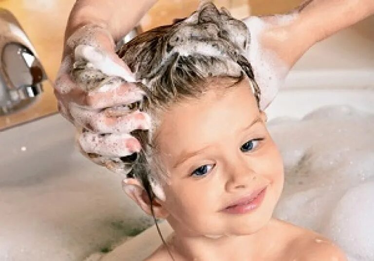 Мытье головы ребенка. Мытье ребенка. Мытье волос ребенка. Мытье головы детям. Гигиена волос для детей.