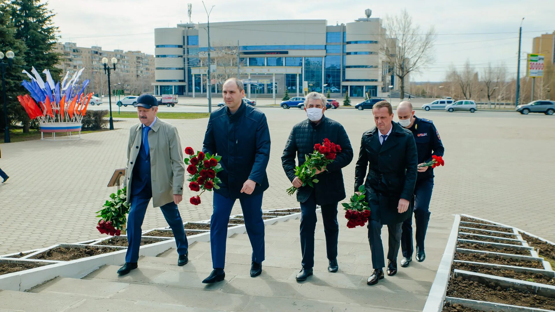 Мероприятия в гагарине сегодня. Памятник Гагарина Оренбург. Космонавты возлагают цветы к памятнику Гагарина в Звездном Городке. Сайт 68 Оренбург.