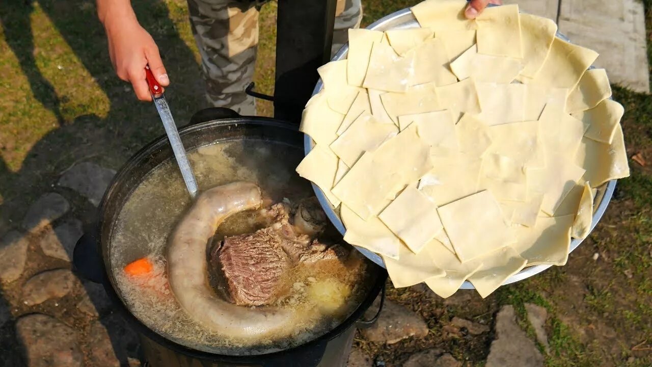 Как приготовить конину в казане. Бешбармак в казане на костре. бешбармак казахский. калмыцкий бешбармак. бешбармак мангал.