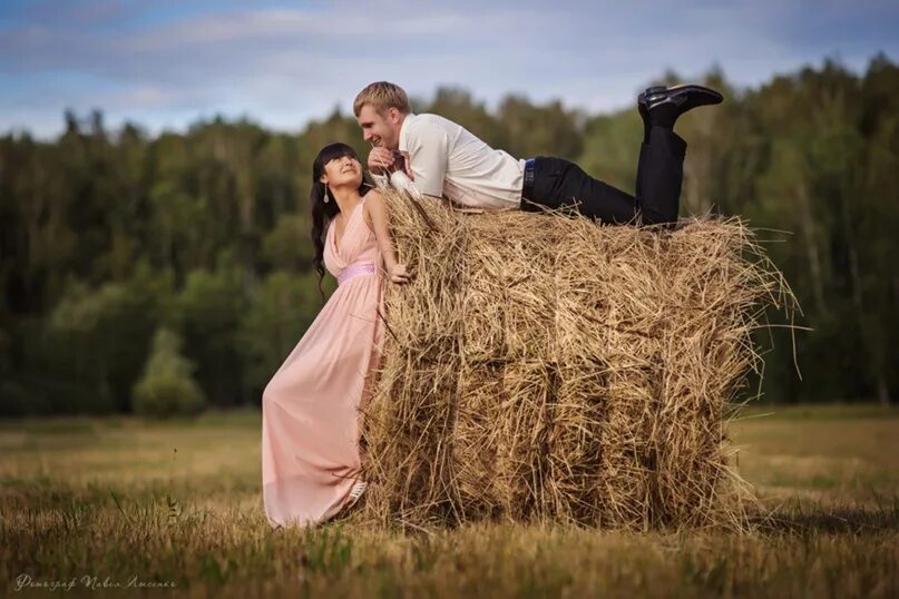 Фотосессия на сене в поле. Свадебная фотосессия в поле. Свадебная фотосессия на сене. Фотосессия со стогом сена. Сено пар