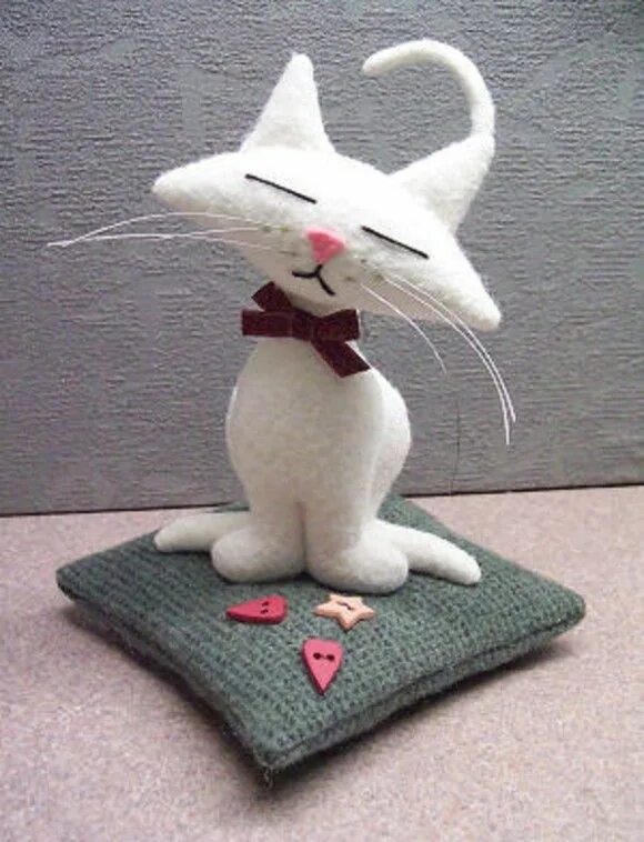 Кот дремот из playtime 3. Котики из ткани. поделка кошка. сшить игрушку для кошки. поделки для игрушки кота.