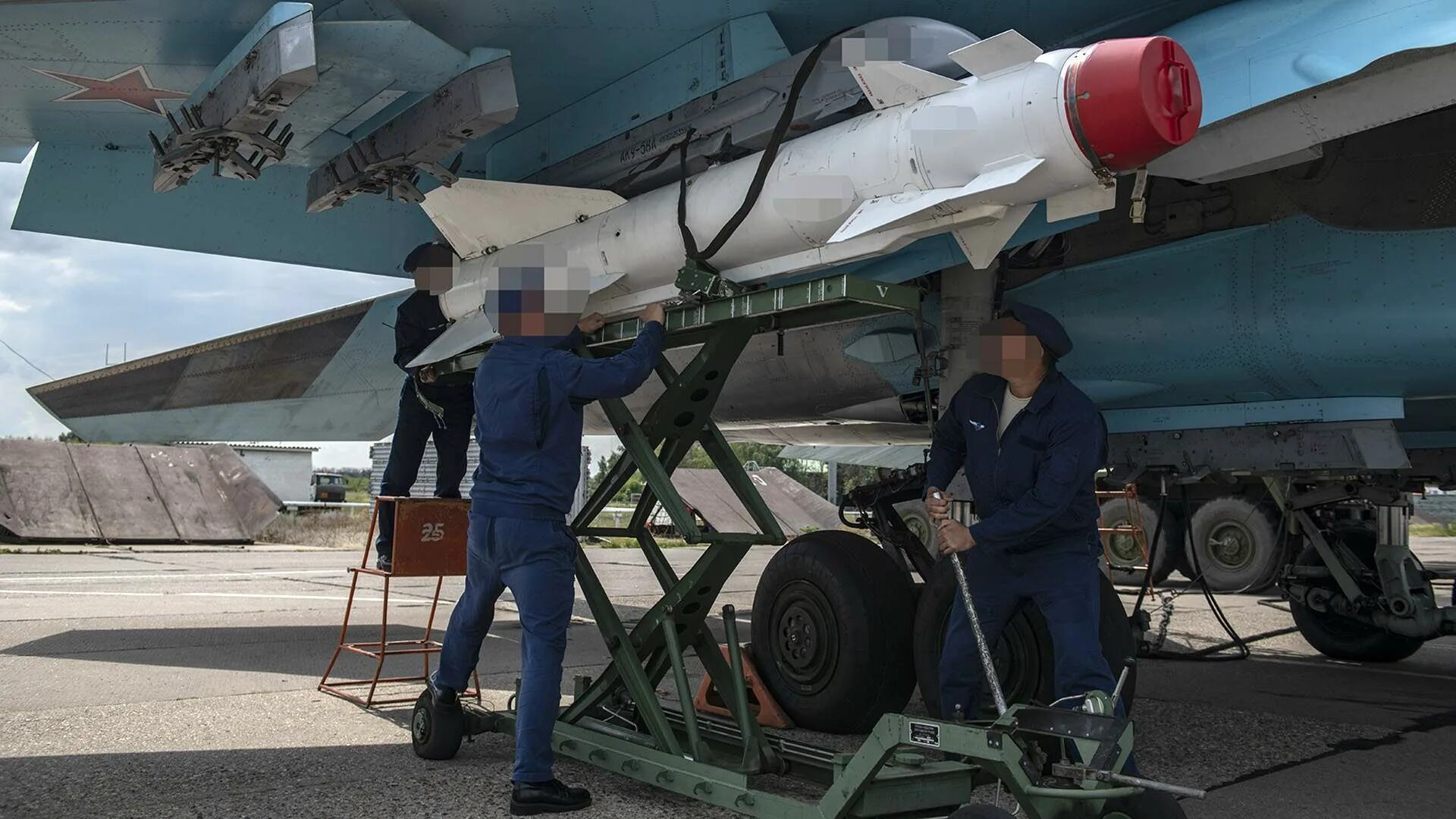 Сегодня вкс россии нанесли мощнейший. Су 34 аэродромы базирования. Су 34 ВСУ. Су 34 ВКС РФ. Су-34 в Сирии.