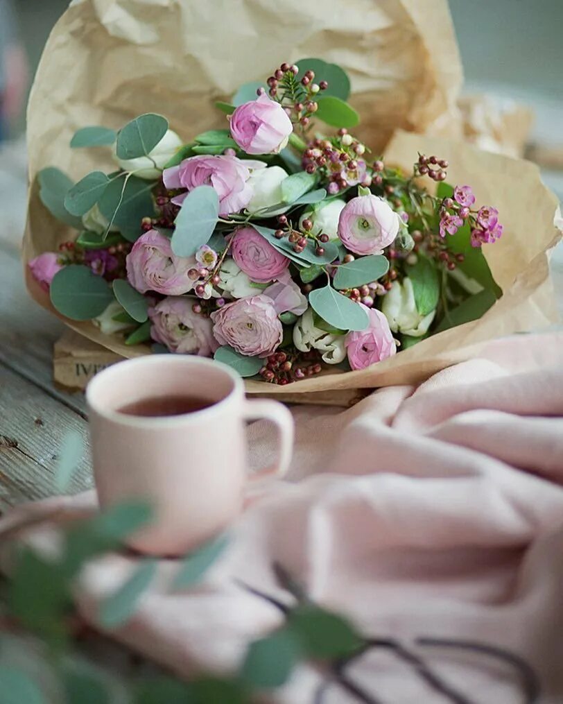 Цветы утром картинки. Утренние цветы. Цветы в чашке. Утренний букет. Кофе и цветы.