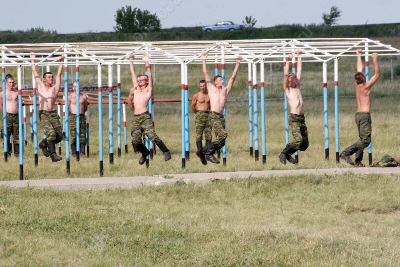 Турники в армии. Рукоход в армии. Физическая подготовка военнослужащих. Подтягивания военные.