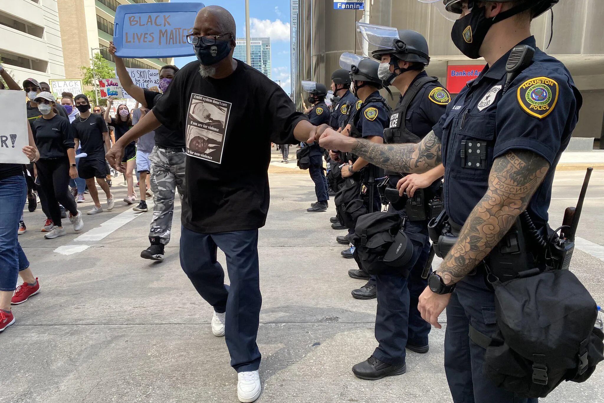 Почему в америке копы. Почему в америке копы. Почему в америке копы. Полицейский департамент лос анджелеса. Полицейские сша прикасаются к машине.