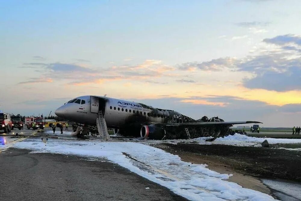 Авиакатастрофы победа. Катастрофа в Шереметьево Суперджет. Катастрофа SSJ 100 В Шереметьево. Катастрофа Superjet 100 в Шереметьево. Суперджет 100 Шереметьево.