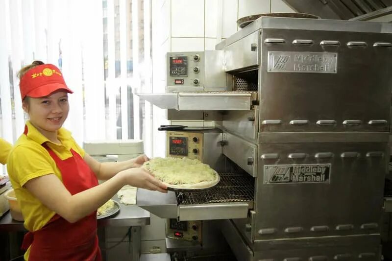 Интерьер с видом на проспект Ленина - Picture of Zhar-Pizza, Volgograd - Tripadv