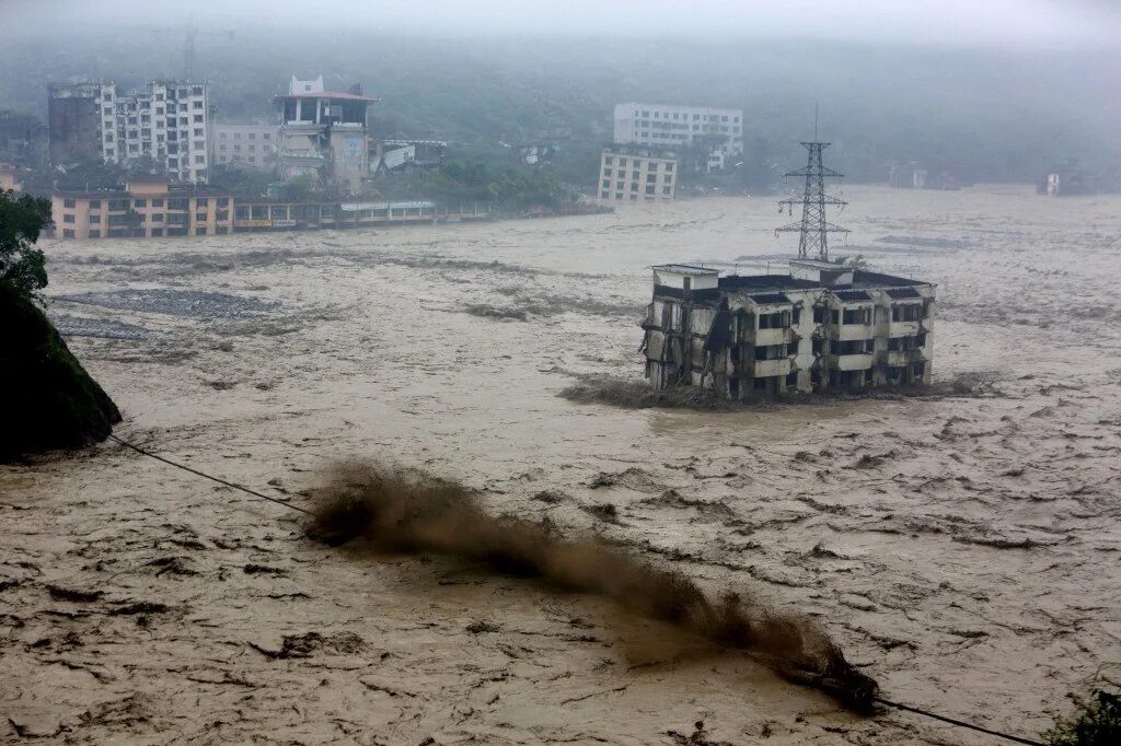 ЦУНАМИ В Китае. Катастрофические наводнения. Страшное наводнение. Человечество всегда преследовали стихийные бедствия