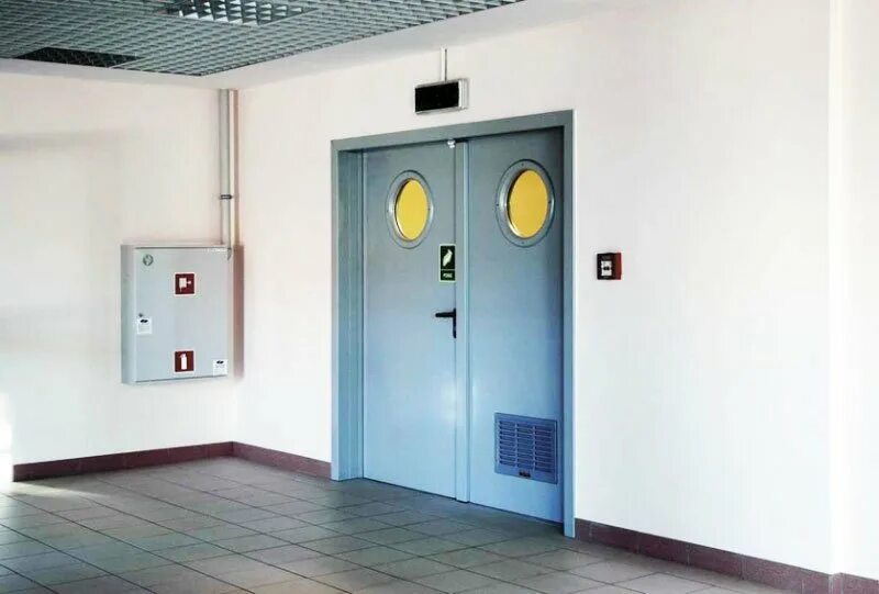 В помещение установлена. Двери для производственных помещений. технические двери. противопожарные двери помещения. дверь в помещение.