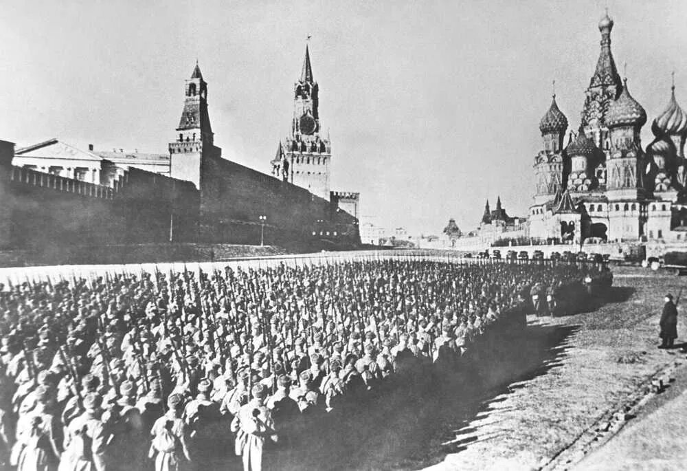 Военный парад 7 ноября 1941 года в Москве на красной площади. Парад на красной площади 7 ноября 1941 года. Москва красная площадь 1941. Парад на красной площади в Москве 7 ноября 1941 года Юон. Парад 1941г