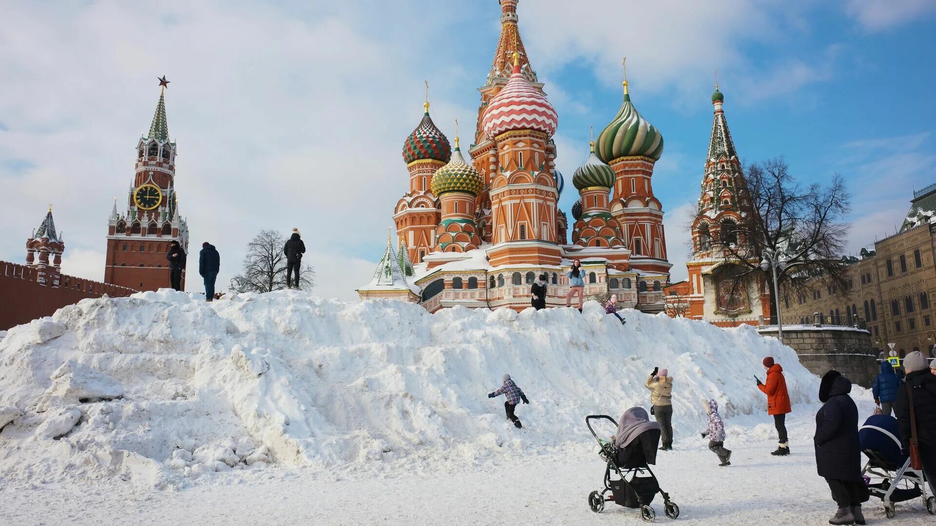 Храм Василия Блаженного в снегу. Сугробы в Москве 2021. Москва зима 2021. Зима в Москве. Самые теплые места зимой