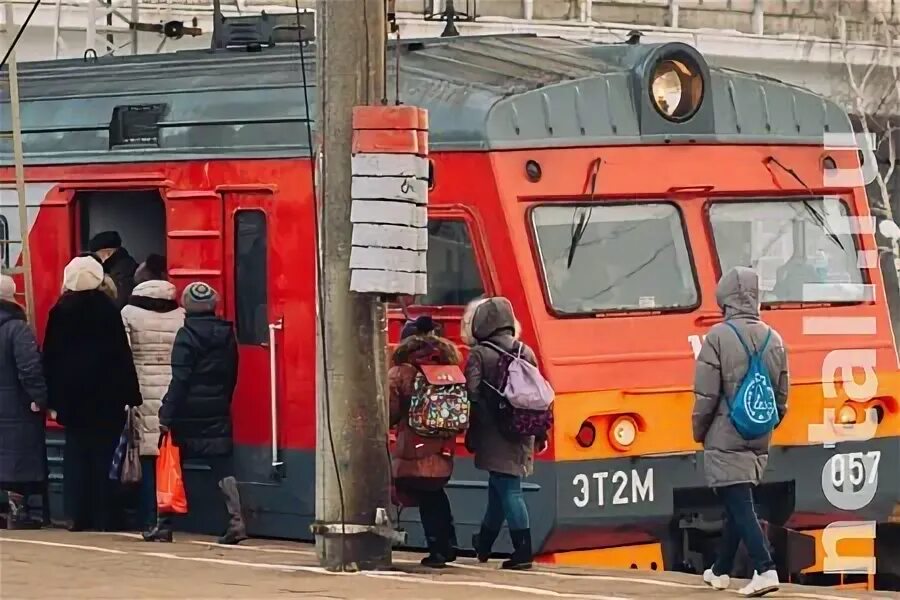 Химки станция электричек. Химки вокзал электричка. Пригородные поезда Москва на Химки. Химки платформа электрички. Химки электричке как доехать