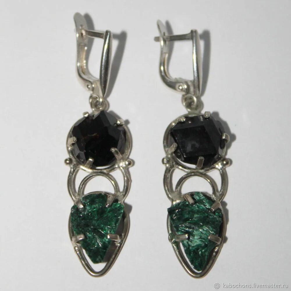 Gem silver ювелирная компания. Малахит гранат волейбол. Браслет с малахитом в серебре ручной работы. Серебряные украшения с солнцем. Гранат про волейбол.