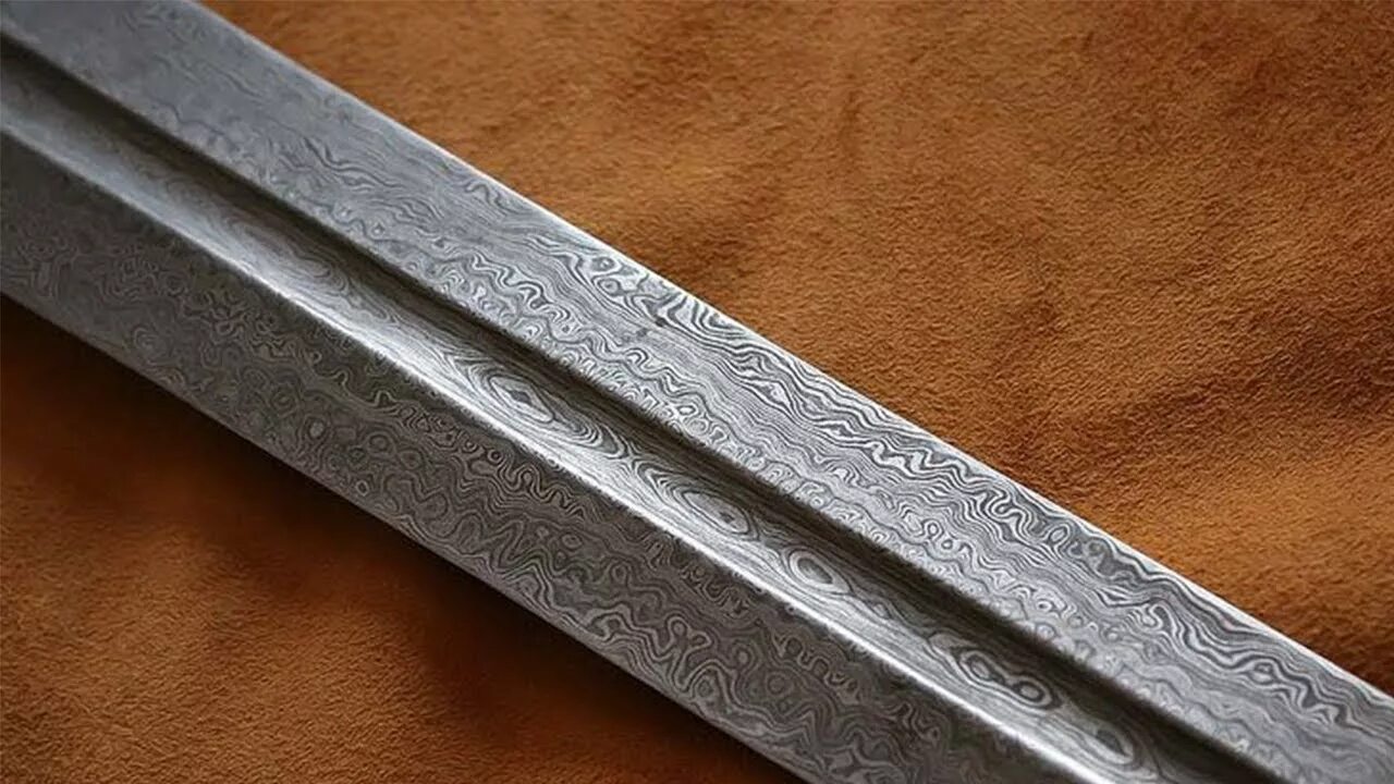 Булатный меч древнерусский. Древний клинок дамаск сталь. Булатная сталь мечи. Булатная сталь мечи. Русский булатный меч.