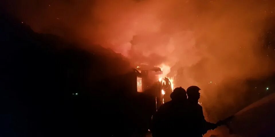 Пожар в волховском районе. Пожар в деревне. пожар в ленинградской области. пожар в тосно. огромный пожар.