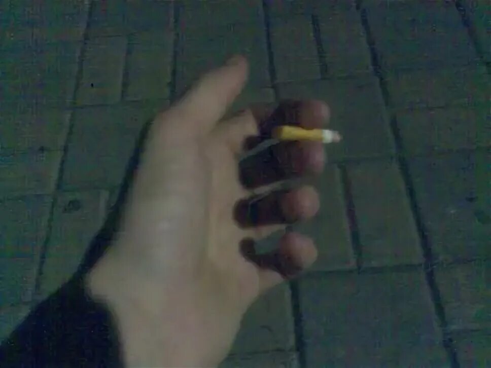 Дым. Выдыхает сигаретный дым. Человек с сигаретой. Последняя сигарета оставляет дым. Человек с сигаретой.