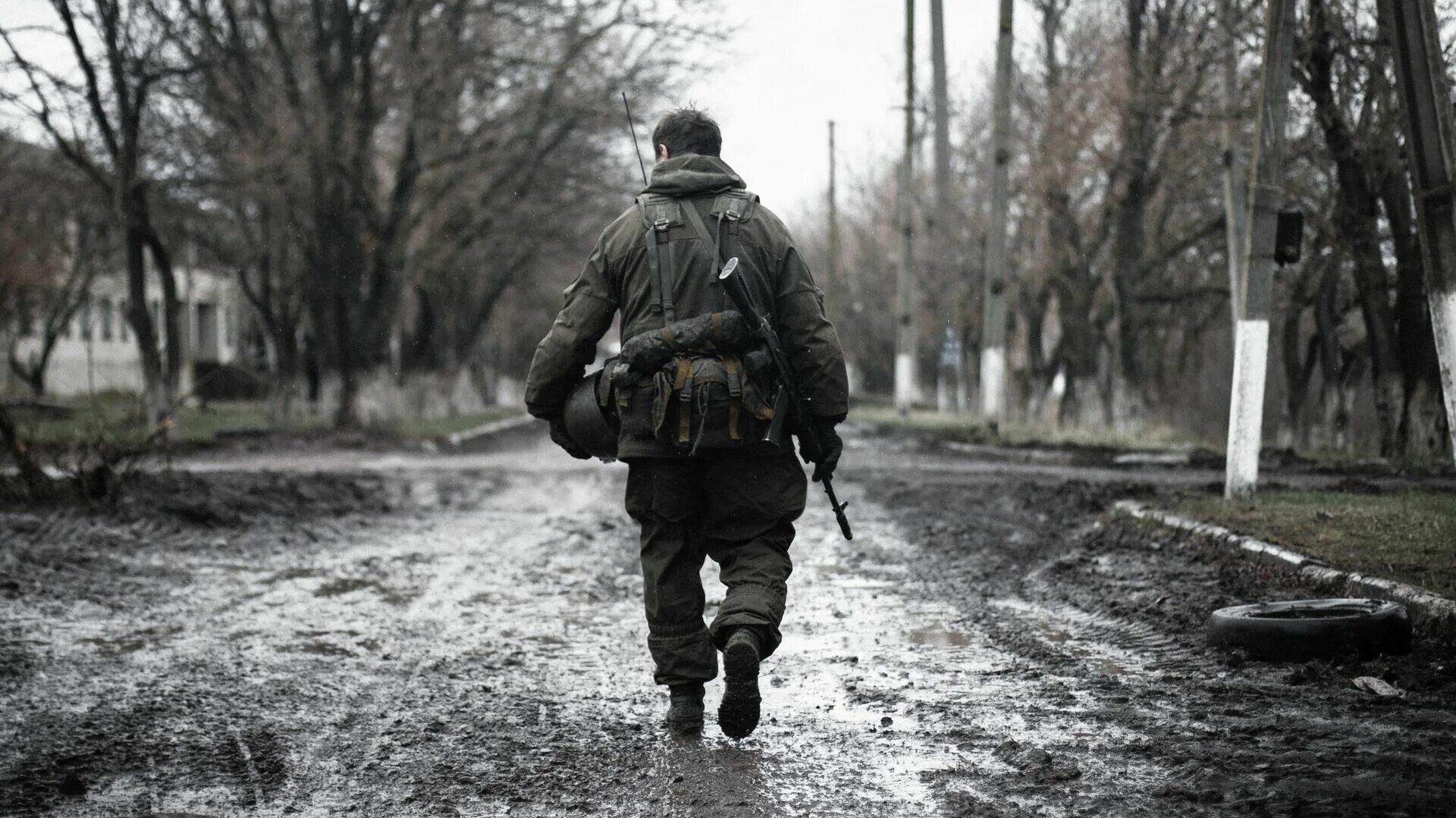 Мужчина ушел на сво. Солдат со спины. Солдат уходит. Одинокий солдат. Военный со спины.