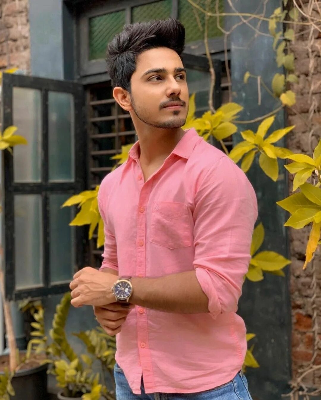 Индийские мужчины. Мужчина индия рассвет. Макбул патель. Indian guy. Никеш пател жеребкинс.