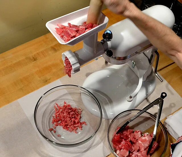 Как мясорубкой делать домашнюю колбасу