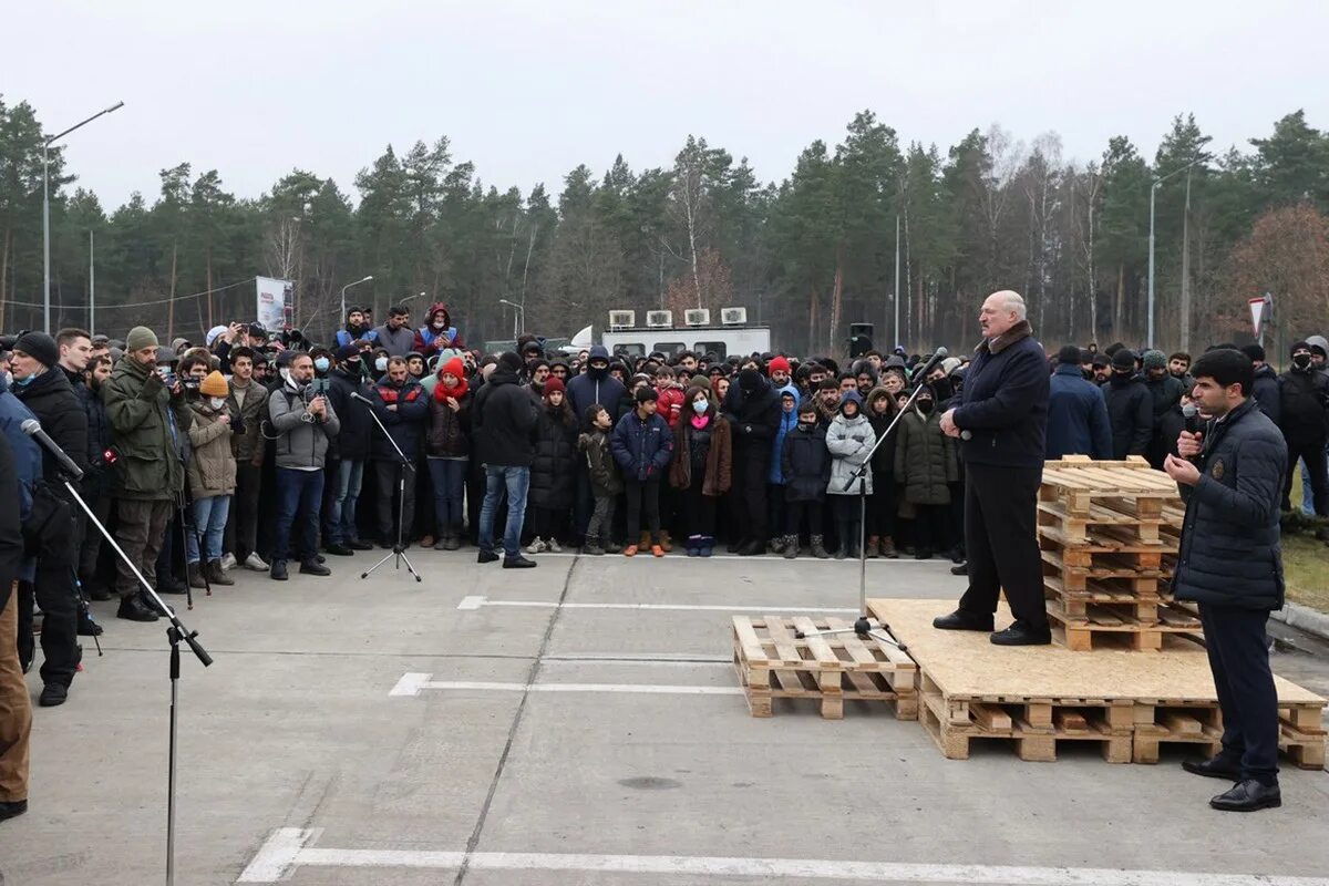 Обстановка на границе. Белорусские пограничники на границе с украиной. Кризис на белорусско польской границе. Польская граница с белоруссией мигранты. Беженцы на границе.