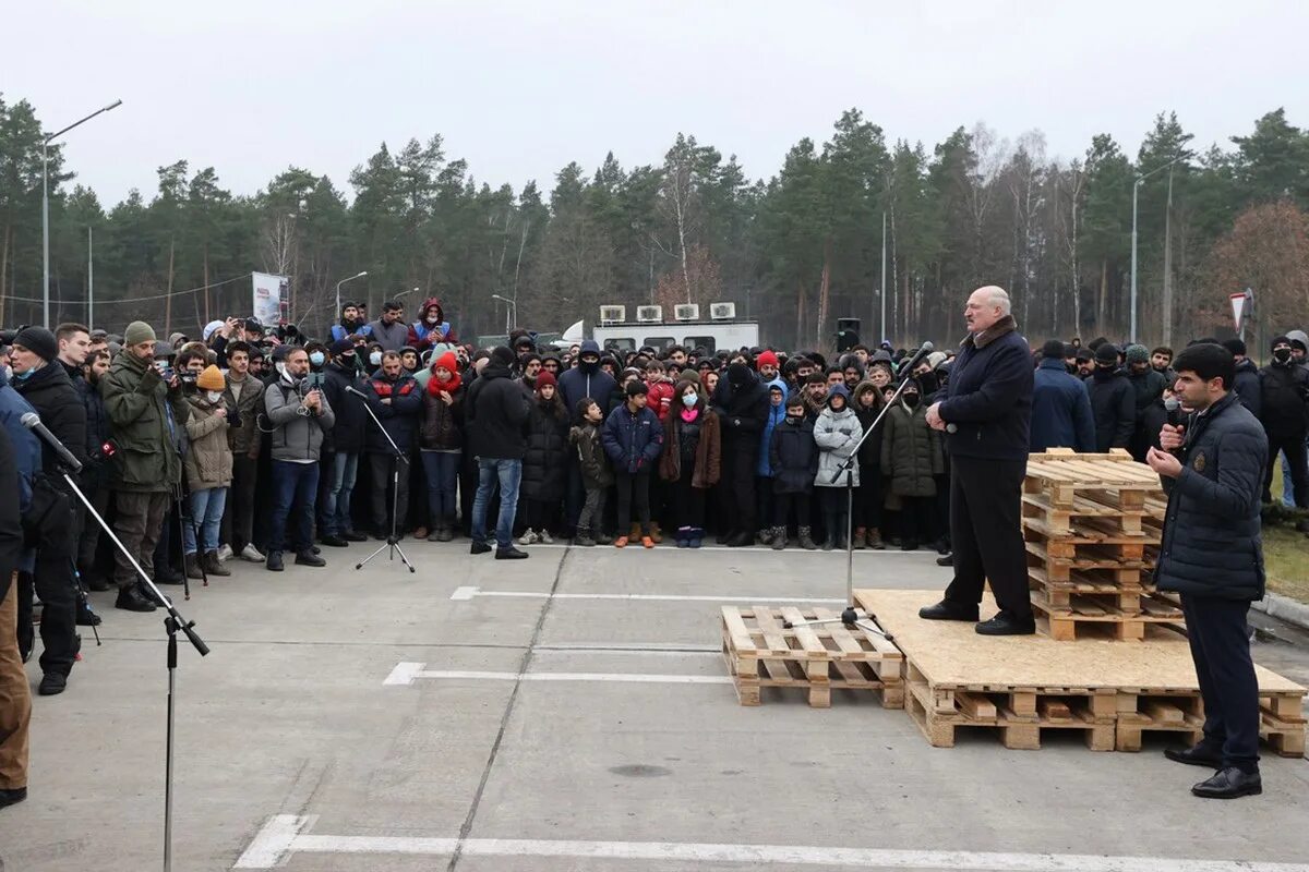 Мигранты на польской границе. Лукашенко с мигрантами у границы. Белорусско-польская граница. Мигранты на границе Беларуси. Лукашенко террористы ехали в беларусь