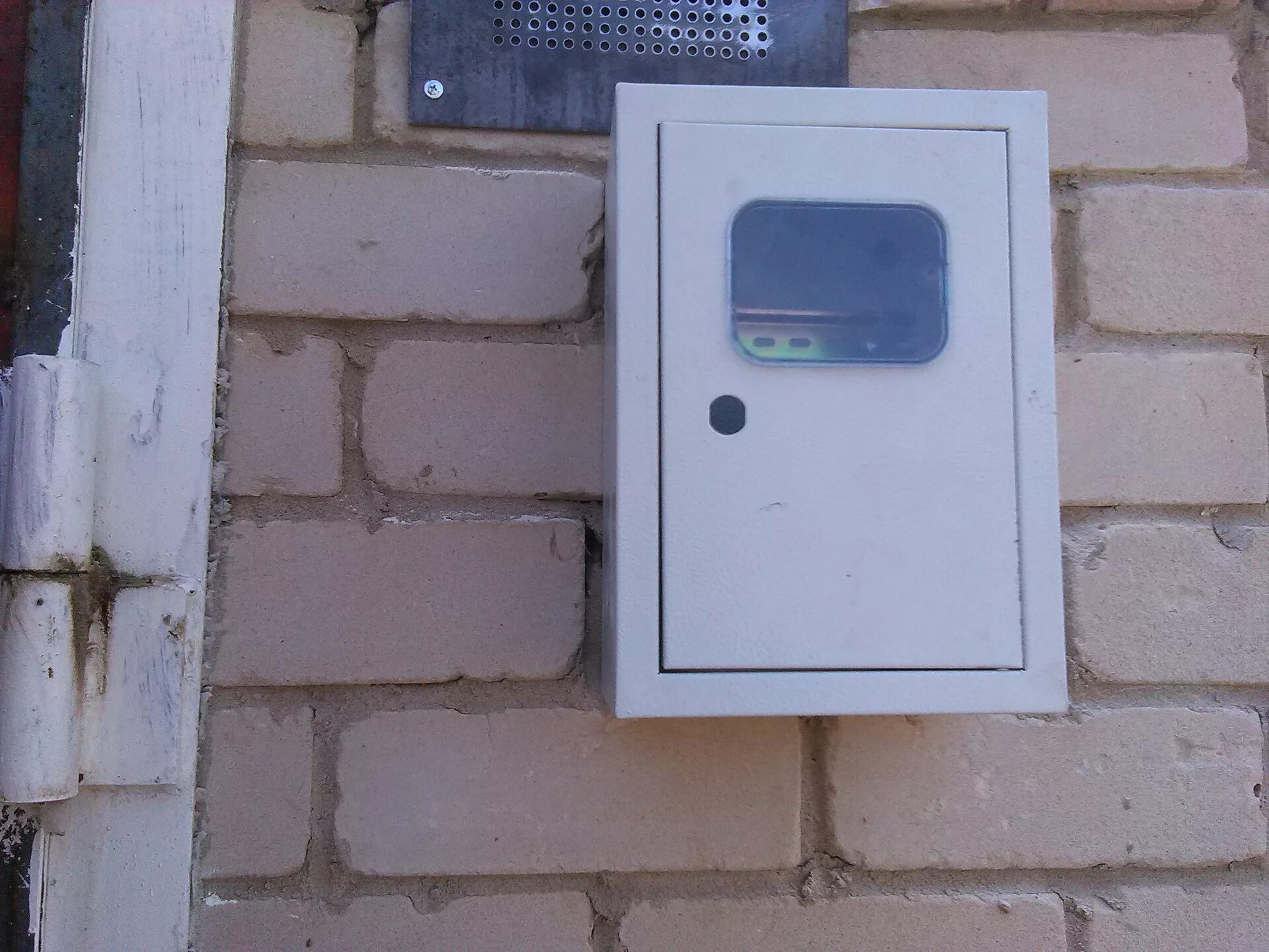 Вынос счетчика на столб. Счетчик на столбе. Вынос электросчетчиков на улицу. Счётчик уличный на столб. Счетчик снт.