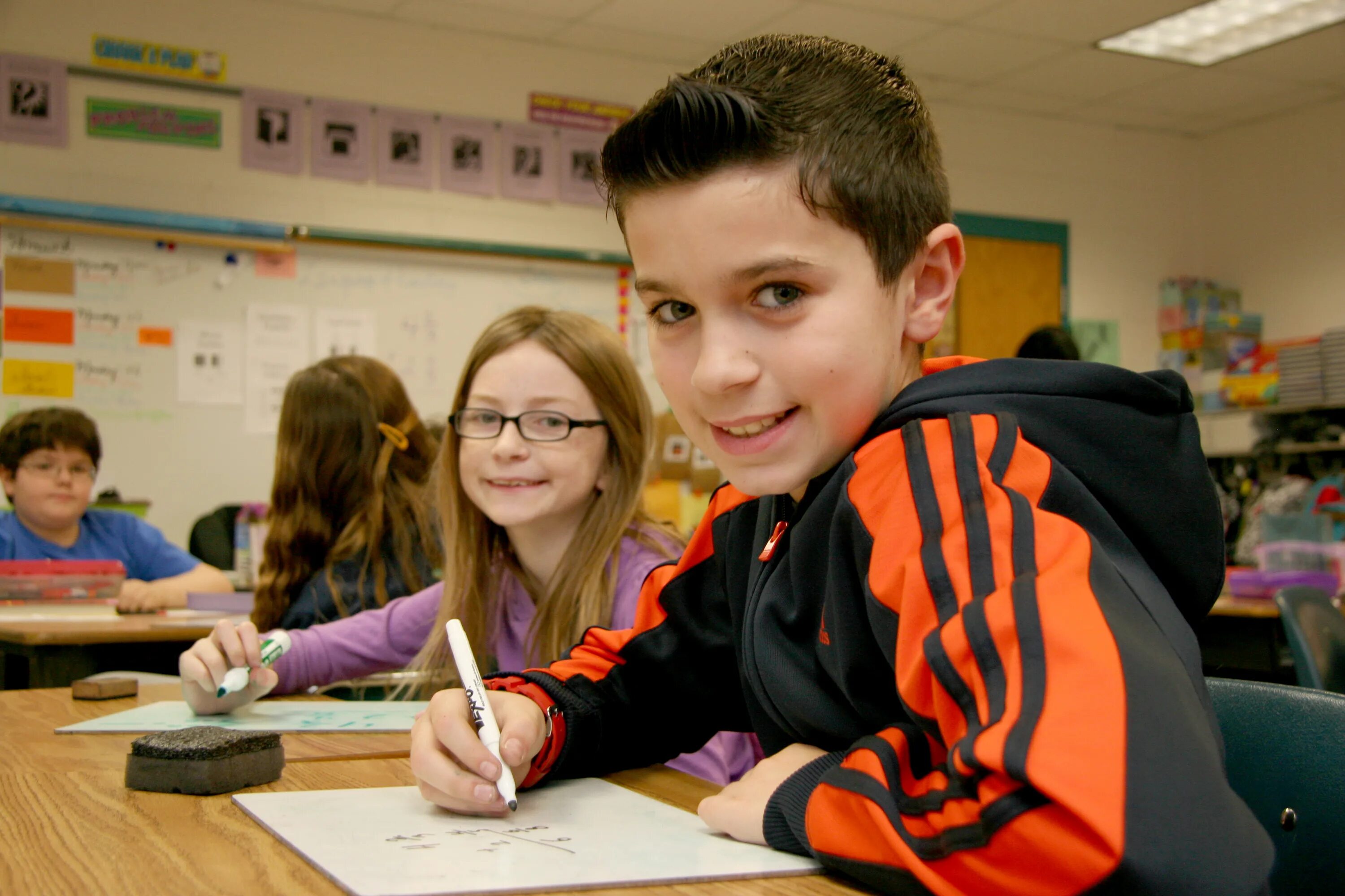 Учитель и дети. Study in school или at school. Школьник списывает. Ученики дети langue. Педагог картинка.