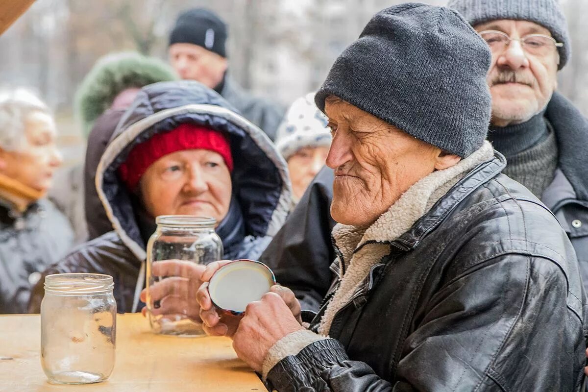 Бедные пенсионеры. Пожилые люди бедные. Пожилые люди в России. Бедный старик. Голодные старики