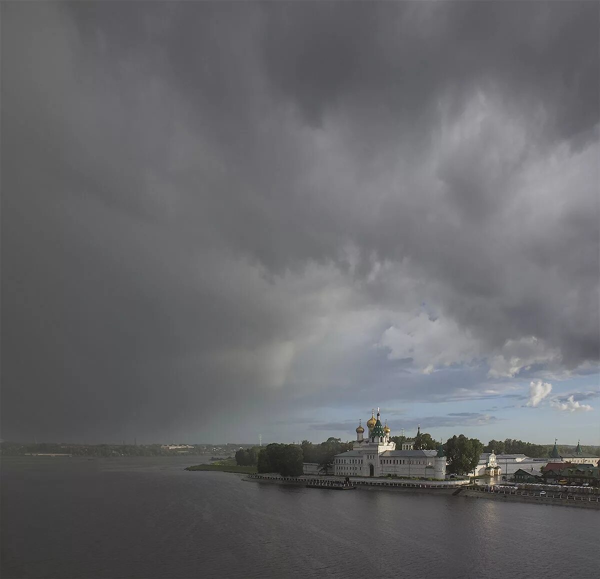 Грозовые тучи. Пасмурно прикол. Подоконник разбор слова по составу. Разбери по составу дождливый. Разбор слова дождинки.