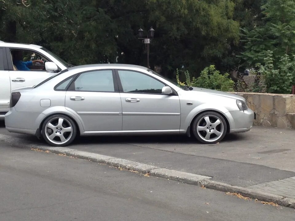 Лачетти хэтчбек колеса. Chevrolet Lacetti r17. Шевроле Лачетти хэтчбек на р17. Chevrolet Lacetti r16. Chevrolet Lacetti r17 колеса.