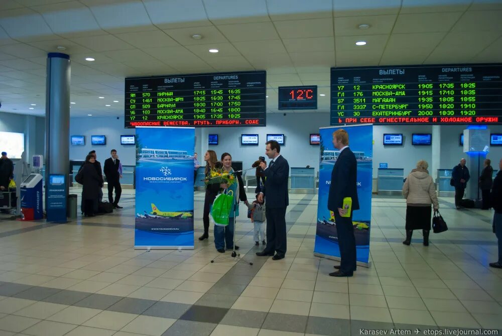 Международные вылеты толмачево. Толмачево Международный терминал. Аэропорт Новосибирск внутри. Коммуникация аэропорт. Табло толмачёво.