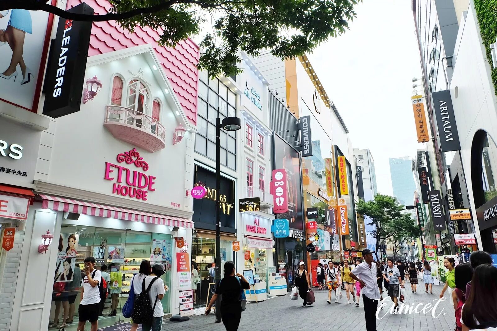 Myeongdong сеул. Квартал мёндон сеул. южная корея улица мёндон. торговая улица мёндон сеул. торговый квартал мендон.