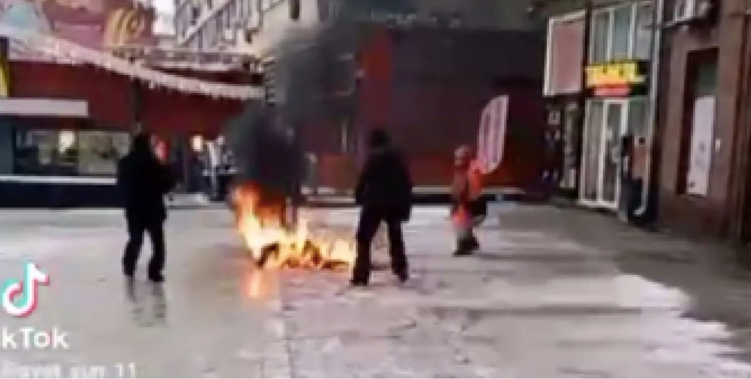 Подожгли таджиков. Мужчина поджег себя на митинге.