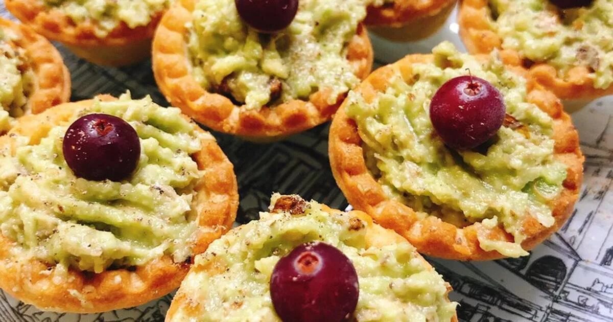 Тарталетки с моцареллой и помидорами. Тарталетки с семгой и авокадо. Тарталетки с семгой и авокадо. Тарталетки с авокадо и помидорами. Тарталетки с авокадо.