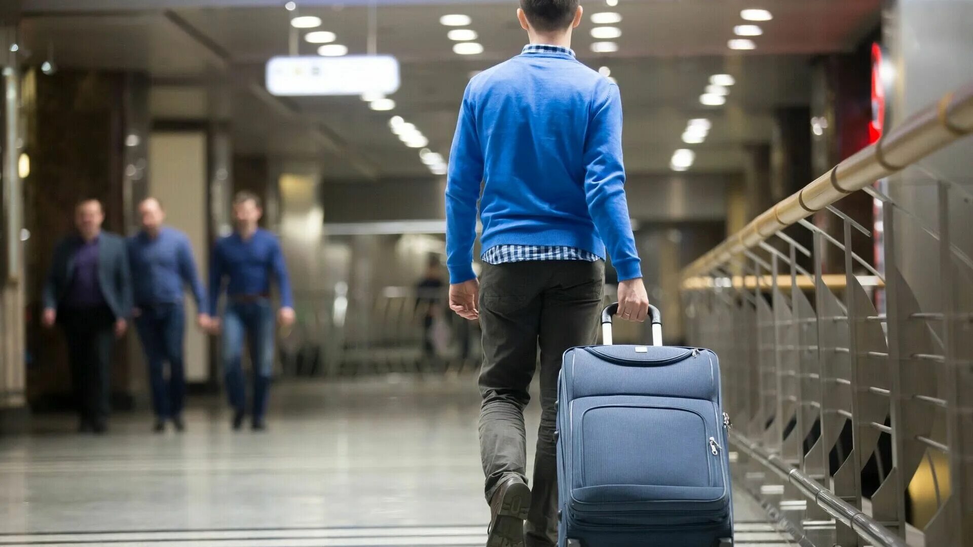 Переехать заграницу. Человек с чемоданом. Люди с чемоданами в аэропорту. Мужчина с чемоданом. Парень с чемоданом.