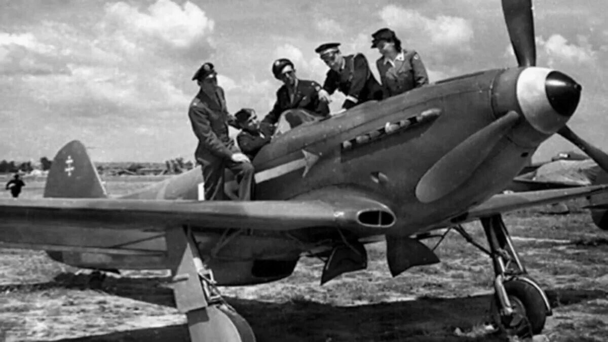 Лётчики нормандия неман французские. Эскадрилья пилот. Летчики полка нормандия неман. Тайфун истребитель вторая мировая война. Французский авиационный полк нормандия-неман.