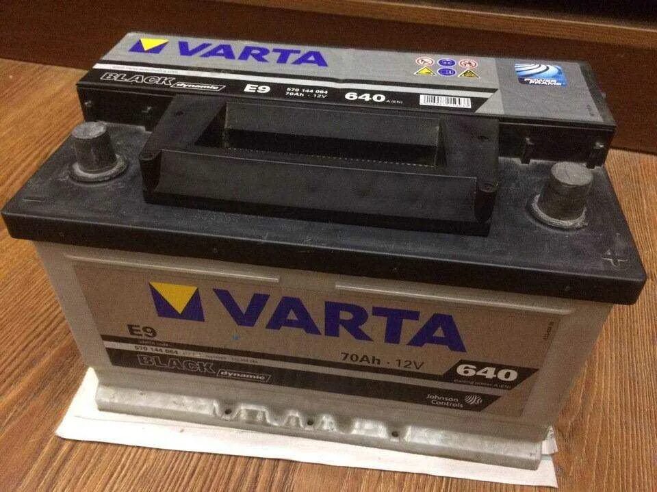 Зарядка необслуживаемого АКБ 60 Ач. Зарядка необслуживаемого аккумулятора Varta. Обслуживание необслуживаемого аккумулятора. Черный необслуживаемый аккумулятор автомобиля.