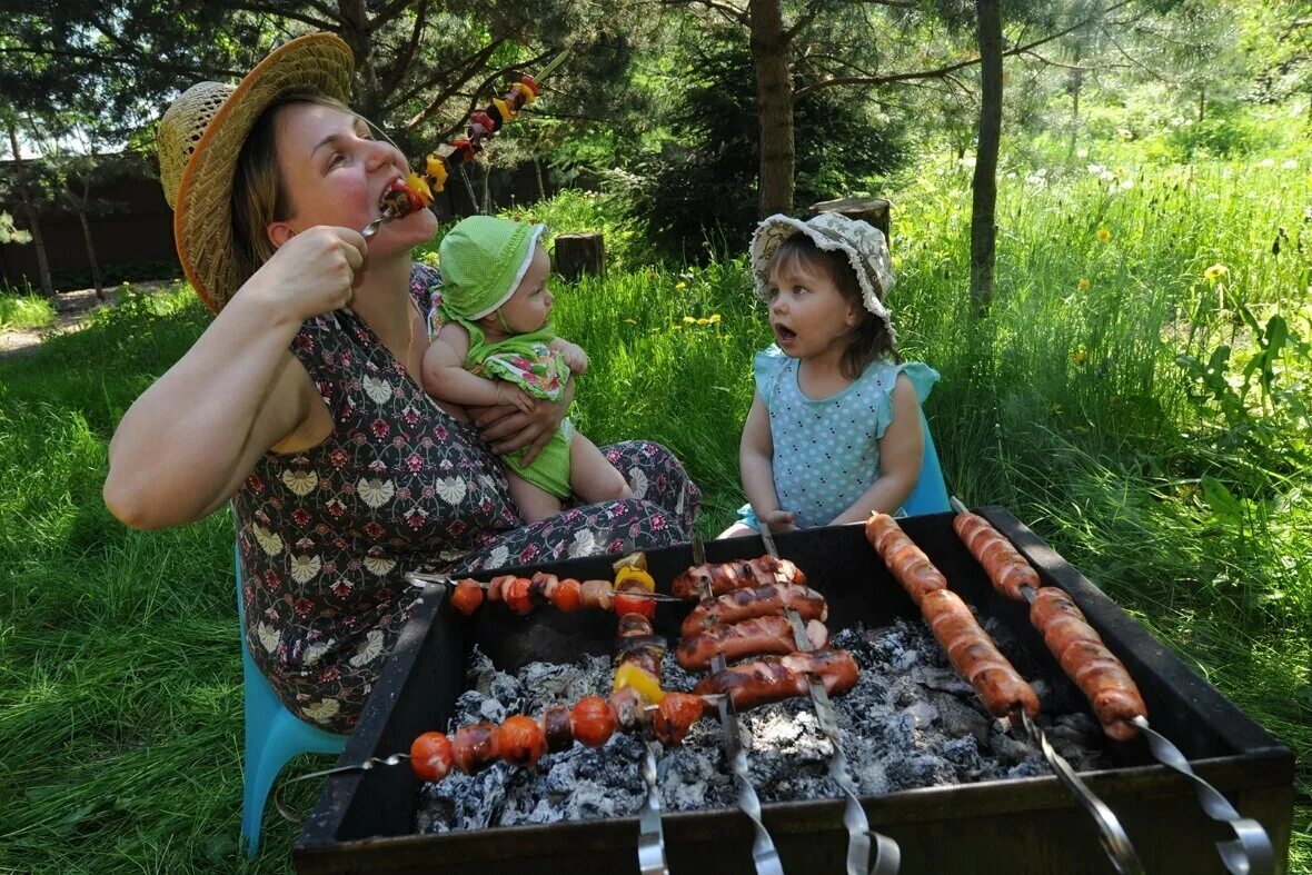 Отдых природе выходные. Шашлыки на природе. Шашлыки на даче. Пикник шашлык на природе. Лето дача шашлыки.