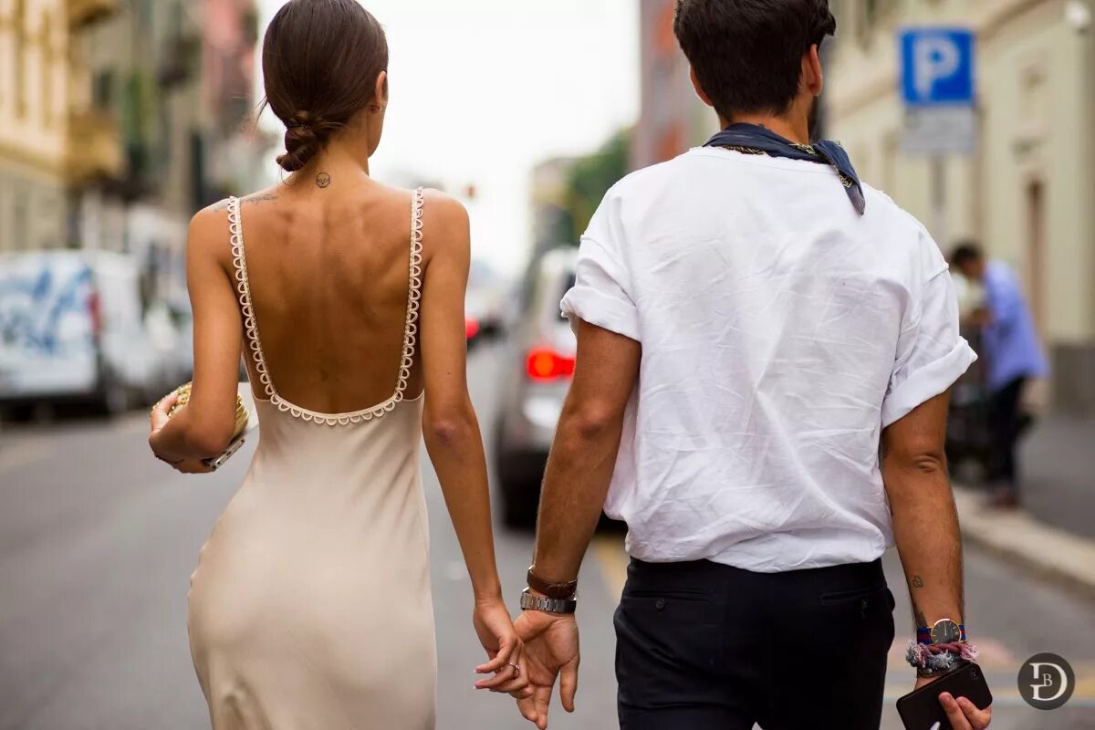 Девочка парень спина. Поцелуй в спину. Парочка в обнимку. Крепкие объятия. Пары обнимаются.