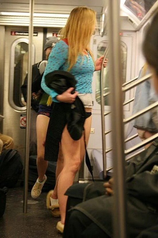 флешмоб "в метро без штанов". девушка блондинка в метро. подсмотрено в метро. пристают в метро. колготки под юбкой в метро.