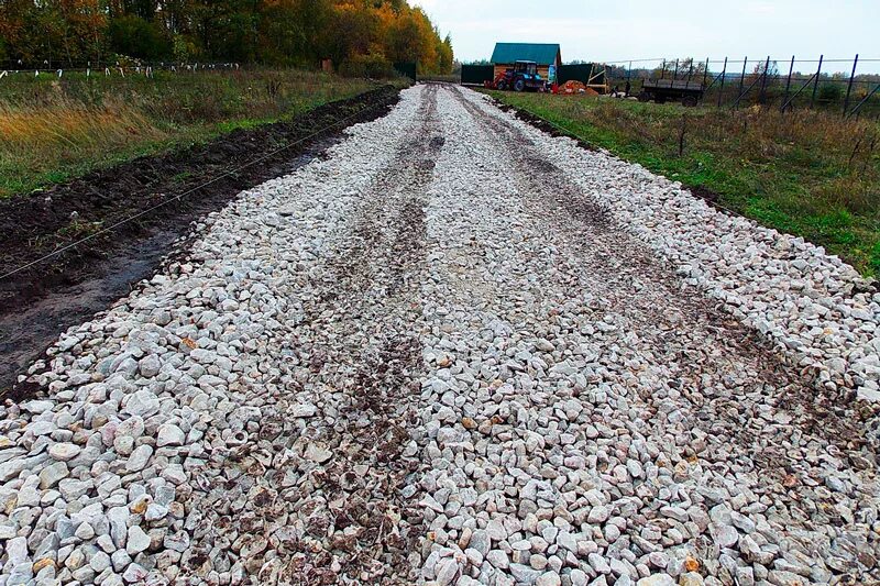 Отсыпка дороги щебнем. Щебень дорога. Дорога отсыпанная щебнем. Гравий для дорог. Застревают крошки