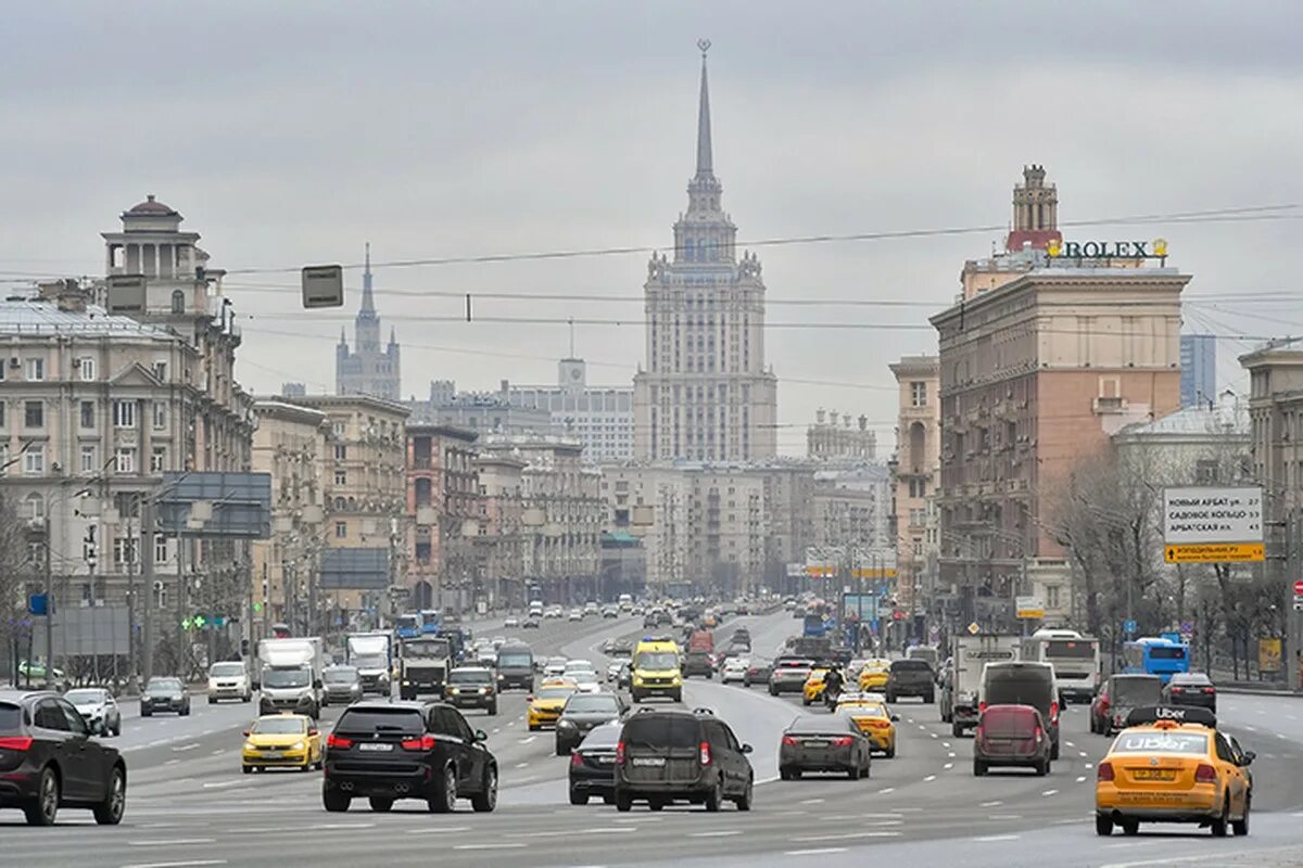 14 15 апреля москва. Кутузовский проспект дождь. Похолодание в Москве. Центр Москвы. Апрель в Москве.