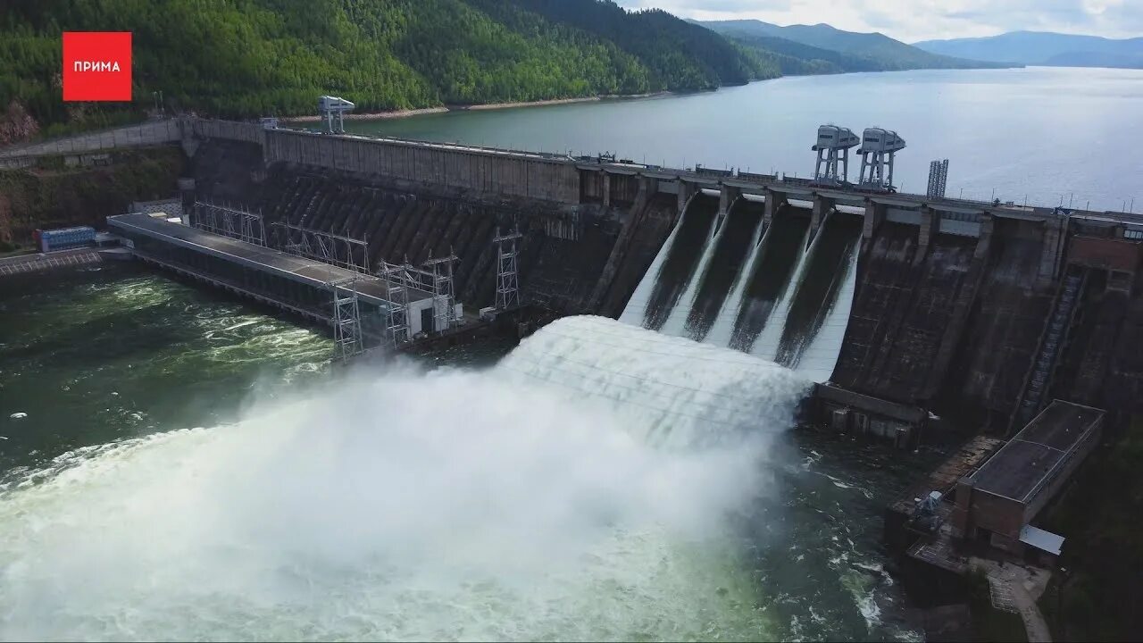 Сброс воды видео. Красноярская ГЭС водосброс. Красноярская ГЭС сброс. Красноярская ГЭС забор воды. Сброс воды ГЭС Красноярск.