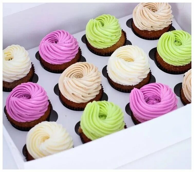 капкейки 12 шт. капкейки с ягодами и фигурами и капкейками 12 шт. украшение капкейков печеньем. капкейки. капкейк с кремом чиз.