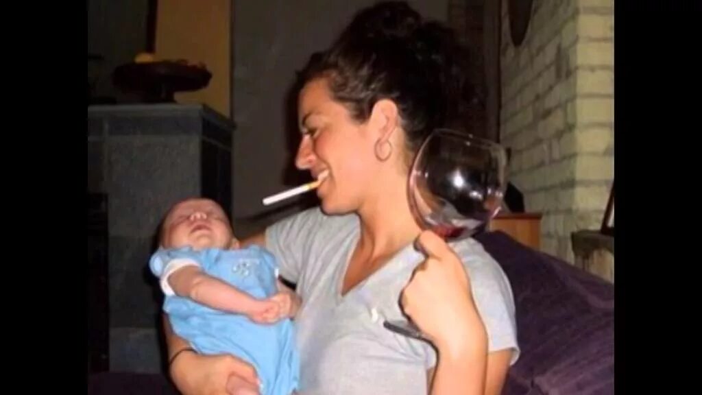 Ребенок и мать пьет. Пьющая мать и ребенок. Мама пьет перед. Бухая мама с маленьким ребёнком. Мама пьет дочку