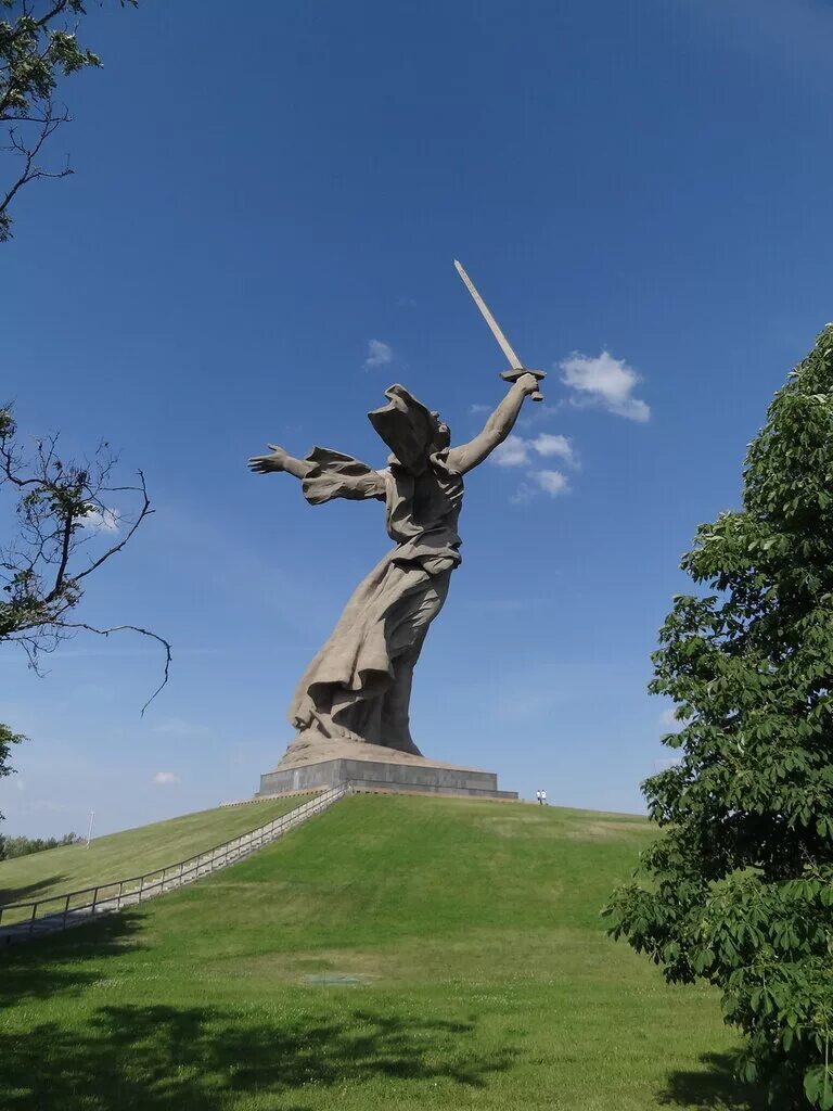 Жилье посуточно мамаев курган. Квартира студия в волгограде. Волгоград набережная мамаев курган. Апартаменты волгоград. Суточный квартира волгограда.