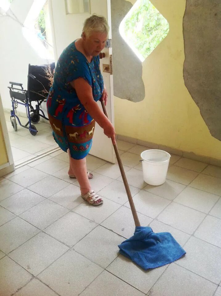 Бабушка мыла полы