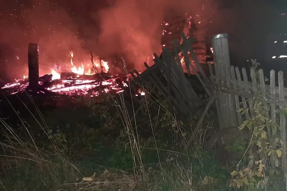 Пожар в татарстане. Деревня большая Шухата Атнинский рай. Ночной пожар в деревне. Село большая Атня пожары. С Кубян Атнинский район пожар.