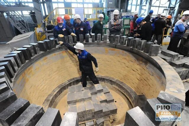 Футеровщик огнеупорщик. Огнеупорщик. Огнеупорщик. Работники завода свободный сокол. Каменщик- огнеупорщик- футеровщик.