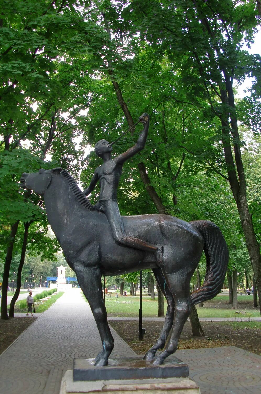 Скульптура на коне. Скульптура коня. Памятник лошади. Мальчик на лошади скульптура. Воронеж достопримечательности.